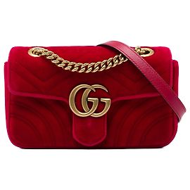 Bolso de hombro Gucci GG Marmont Small de terciopelo acolchado rojo