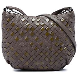 Bottega Veneta Crossbody-Tasche aus Nappa- und Lackleder Intrecciato in Braun