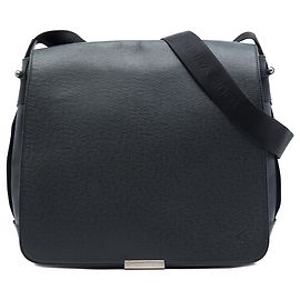 Louis Vuitton Taiga Viktor Crossbody Bag Schwarz