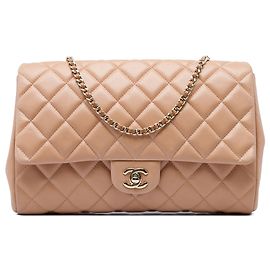 Pochette Chanel CC matelassée en agneau marron avec bandoulière chaîne
