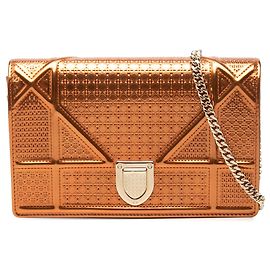 Autre Marque Borsa a tracolla Diorama Wallet on Chain in pelle verniciata metallizzata Microcannage Orange Dior