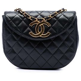 Bolsa Crossbody Chanel XL CC em pele de cordeiro acolchoada preta com aba redonda