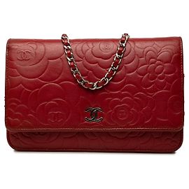 Borsa a tracolla Chanel CC rossa in nappa embossed con camelia, Wallet On Chain