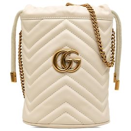 Borsa a secchiello Gucci Small GG Marmont in pelle di vitello matelassé bianca