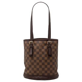 Bolsa Bucket Louis Vuitton Damier Ebene Marais Castanha