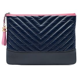 Blue Chanel Medium Chevron Gabrielle Cosmetic Clutch aus gealtertem Kalbsleder