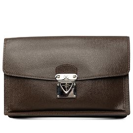 Clutch Louis Vuitton Taiga Belaia Marrón
