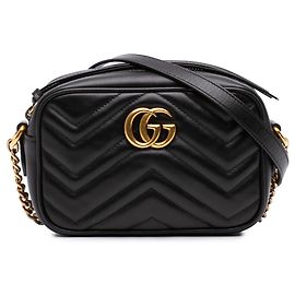 Bolso bandolera Mini GG Marmont de piel de becerro acolchada negra Gucci