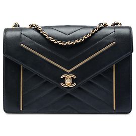 Bolsa Tiracolo Chanel Medium Reversed Chevron em pele de cordeiro preta
