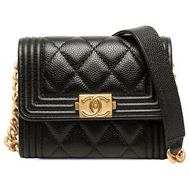 Tarjetero Chanel Boy de piel caviar acolchada negra con cadena y bolso bandolera