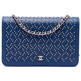 Borsa a tracolla Chanel CC in lambskin blu con borchie Wallet On Chain
