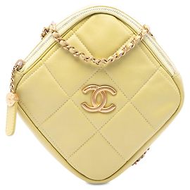 Clutch de piel de cordero acolchado amarillo Chanel CC con cadena, bolso cruzado de diamante