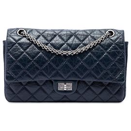 Sac à épaule Chanel Reissue 2.55 Double Flap 226 en cuir de veau matelassé bleu
