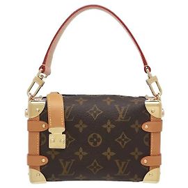 Il Side Trunk PM reinterpreta l'artigianato storico di Louis Vuitton nella creazione di bauli con una sensibilità moderna, mettendo in risalto il design innovativo di Nicolas Ghesquiere. L'iconica tela Monogram armonizza