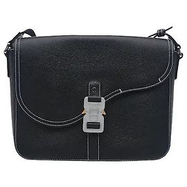 Christian Dior Una borsa a tracolla che mette in risalto l'iconica silhouette Saddle di Dior e i dettagli della patta. La sensazione lussuosa del materiale si armonizza con un design curvo originale per una presenza distintiva. La struttura di chiusura a patta