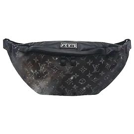 Louis Vuitton Ein Produkt, das eine unverwechselbare Atmosphäre schafft, indem es Grafiken, die an den Kosmos erinnern, auf das Monogram Galaxy Canvas bringt. Die über die Oberfläche verteilten Stern- und Planetenmotive harmonieren mit Louis