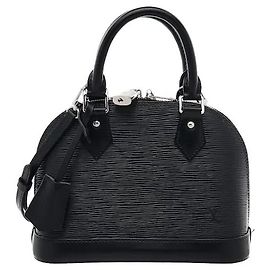 Louis Vuitton A mala Alma BB, com a sua silhueta dome clássica, é feita em pele de vaca Epi com grão distintivo, apresentando uma durabilidade resistente aos riscos do dia a dia. Uma elegante cor preta harmoniza