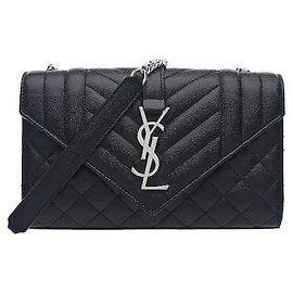 Autre Marque Un bolso de hombro Envelope con una silueta tridimensional que combina diamantes y costuras acolchadas verticales con un sofisticado logotipo Cassandre. Confeccionado en Grain de Poudre altamente duradero