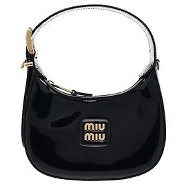 Miu Miu Un bolso hobo que presenta el brillo suave característico del cuero charol y una silueta sofisticada. Su forma flexible y su espacio de almacenamiento compacto son ideales para organizar cuidadosamente los artículos esenciales diarios, y