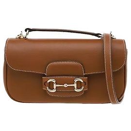 La borsa a manico soft Horsebit 1955 presenta ornamenti in metallo che condensano l'eredità equestre di Gucci. La silhouette sofisticata creata dalla texture della pelle morbida completa un look classico ma