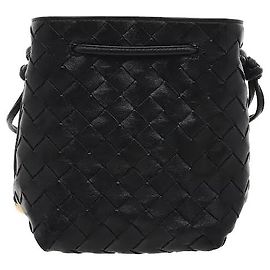 Eine Bucket Bag, gefertigt in der charakteristischen Intrecciato-Webtechnik von Bottega Veneta, die eine flexible und dennoch robuste Langlebigkeit aufweist. Die dreidimensionale Bucket-Silhouette bietet effizient Platz für Habseligkeiten, und