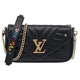 Louis Vuitton Un sofisticado acolchado con patrón de ondas se aplica sobre cuero suave para lograr un efecto tridimensional elegante y distintivo. El logotipo de metal dorado en el frente completa un punto sofisticado, y ranuras para tarjetas y un