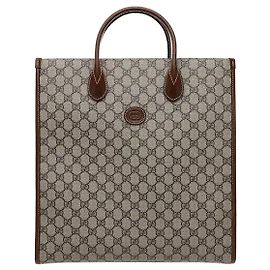 Le sac cabas Gucci Interlocking G GG Supreme Canvas Tote Bag Medium est un sac cabas de taille moyenne alliant toile GG Supreme et finitions en cuir. Un espace de rangement intérieur généreux et une fermeture éclair sécurisent