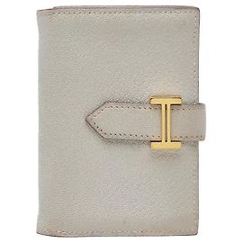 Hermès Ein Produkt im klassischen Design, das den ikonischen H-Tab-Verschluss der Marke mit einem schlanken Lederkörper kombiniert. Eine klare, raffinierte Silhouette trifft auf zarte Steppdetails, um den unverwechselbaren Luxus von Hermes zu kreieren