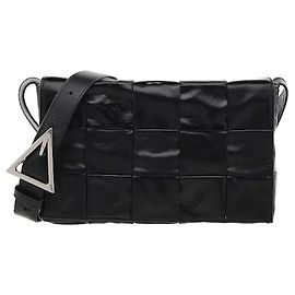 Una borsa a tracolla Cassette realizzata con l'iconica tecnica di intreccio Intrecciato di Bottega Veneta. L'ampia struttura in pelle intrecciata dona un vivace effetto tridimensionale e il materiale robusto e morbido assicura