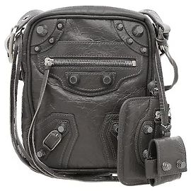 El bolso bandolera Le Cagole presenta los distintivos detalles de tachuelas y hebillas de Balenciaga. Confeccionado en piel de cordero Arena de estilo vintage, presume de una durabilidad excepcional y un tacto suave, y el