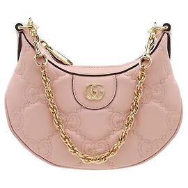 Gucci Un producto con acolchado Matelassé tridimensional en material de piel suave. El ornamento metálico double G frontal y el asa de cadena desmontable añaden un detalle, y el cuero de longitud ajustable