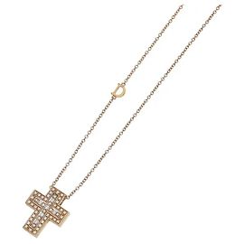 Damiani Un prodotto caratterizzato da un ciondolo a croce con diamanti taglio brillante incastonati in delicato oro rosa. Linee geometriche si armonizzano con una struttura tridimensionale per creare la Belle Epoque