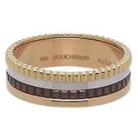 Ein klassischer Ring, der die ikonische Quatre-Kollektion von Boucheron repräsentiert. Gelbes, rosa und weißes Gold harmonieren mit einer braun texturierten Banderole für eine architektonische, dreidimensionale Aura. Die anspruchsvolle...