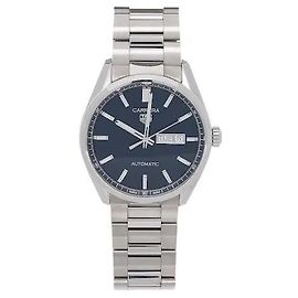 Tag Heuer Eine Dress Watch mit einer attraktiven Harmonie aus einem tiefblauen Zifferblatt und einem anspruchsvollen Stahlarmband. Ausgestattet mit einem anspruchsvollen Automatikwerk, besticht sie durch herausragende Betriebszuverlässigkeit und ein