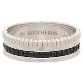 Um anel pequeno edição black que captura a sensibilidade distinta da icónica coleção Quatre da Boucheron. A elegância subtil do ouro branco contrasta com um aro marcante com revestimento PVD preto para um