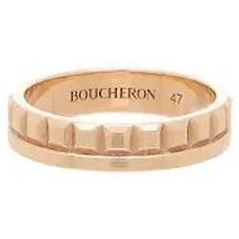 L'alliance Quatre Radiant Edition, capturant la sensibilité originelle de la maison de haute joaillerie française Boucheron, est un article présentant une texture sophistiquée et des détails de coupe qui maximisent