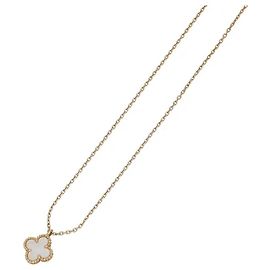 Van Cleef & Arpels Una collana con pendente in cui l'iconico motivo a quadrifoglio della collezione Alhambra si armonizza con la madreperla luminosa e l'oro giallo. La sottile lucentezza della madreperla si combina con la sofisticatezza