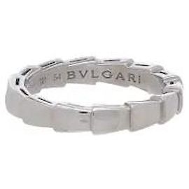 Bulgari Un diseño que reinterpreta de manera moderna y minimalista el icónico motivo de serpiente de la colección Serpenti, con una forma geométrica y una línea flexible que aporta un toque sofisticado. El brillo sutil del blanco