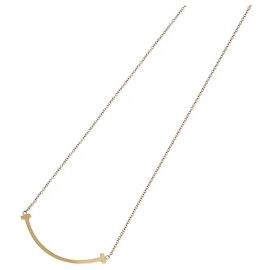 Tiffany & Co Eine Halskette, die den charakteristisch warmen, eleganten Glanz des Materials zur Geltung bringt. Ihr anmutiges, geschwungenes Design, das an ein Lächeln in den Mundwinkeln erinnert, schafft eine anspruchsvolle Atmosphäre, und das