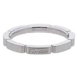 Cartier Un anello a catena con finitura liscia avvolge delicatamente il dito per una vestibilità confortevole, e la sua brillantezza sofisticata aggiunge un prestigio discreto. Si abbina con stile, sia indossato da solo che a strati.