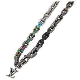 Louis Vuitton La collana Paradise Chain presenta maglie a catena varie che contrastano finiture opache e lucide. I dettagli Monogram finemente incisi si armonizzano con l'ornamento charm iconico per completare un