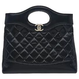 Un prodotto che armonizza il morbido materiale in pelle con una silhouette a shopping-bag. L'iconico ornamento con chiusura girevole CC sul davanti e una tracolla a catena intrecciata in pelle aggiungono il tocco distintamente classico di Chanel, e
