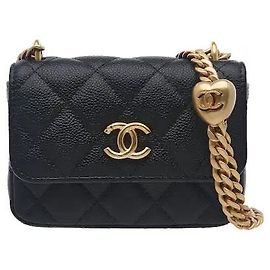 Le mini sac Sweetheart harmonise la sensibilité élégante de Chanel avec des détails spirituels. Fabriqué en cuir Caviar résistant aux rayures, il offre une durabilité exceptionnelle, et l'ornement motif cœur sur le