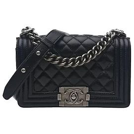 Chanel Un sac Boy offrant une ambiance sophistiquée et moderne grâce à l'harmonie des détails de matelassage linéaire et d'un fermoir vintage audacieux. Sa texture en cuir robuste maintient parfaitement une silhouette nette, et le
