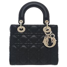 Christian Dior Il design iconico di Lady Dior, caratterizzato dalla lucentezza elegante e dal tocco morbido del materiale soffice. La tracolla larga rimovibile consente uno styling personalizzato con l'aggiunta di badge, e