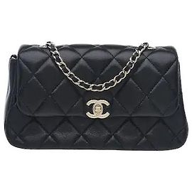 Chanel Uma mala de ombro com aba onde o detalhe de matelassé em diamante é sofisticadamente combinado com uma alça de corrente e couro torcido. A textura luxuosa do couro combina-se com o fecho assinatura para enfatizar