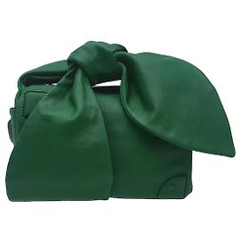 Louis Vuitton Un prodotto che reinterpreta in chiave moderna il design del trunk, aggiungendo una silhouette flessibile alla morbida pelle di vitello. È caratterizzato da dettagli trompe-l'oeil sugli angoli e iniziali LV in tono oro.