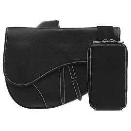 Christian Dior Uma mala de ombro que reinterpreta a silhueta icónica Saddle da Dior num tamanho maxi para maior capacidade de arrumação. A sua linha curva original harmoniza-se com um toque de material excecional para completar um