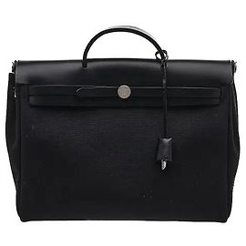 Hermès A product combining military canvas with Hunter cowhide leather to complete the Herbag's distinctive design in a wider horizontal silhouette. A closure, a foldable handle, a detachable interior zip