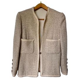 Conjunto Chanel de tweed bege casaco e saia